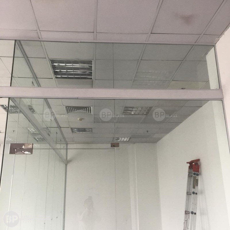 Thi công vách ngăn kính văn phòng tại Trung Yên Plazza